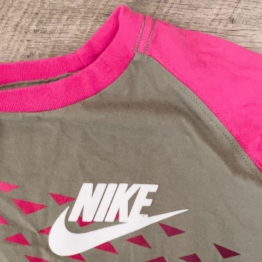 🌺 Nike Grey and Pink 3/4 Raglan Sleeve Active Top M